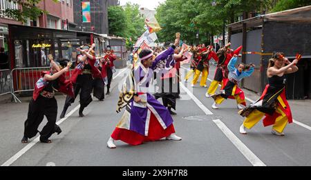 Die 18. Jährliche Dance Parade New York zieht 2024 durch Greenwich Village in den Tompkins Square Park, wo ein fünfstufiges Tanzfestival stattfindet. Dance Parade New York ist die weltweit einzige Parade, bei der ausschließlich die Vielfalt des Tanzes gefeiert und präsentiert wird. Durch die Präsentation verschiedener Genres, Kulturen und Stile vereinen die Parade und das Post-Parade Festival die Welt des Tanzes. Es bietet der Öffentlichkeit auch die Möglichkeit, einen Tanztag zu erleben und daran teilzunehmen. Kazanami, Japanischer Yosakoi Stockfoto