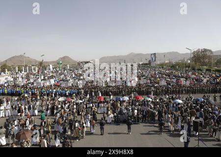 Sanaa, Sanaa, Jemen. 31. Mai 2024. Die Huthi-Anhänger rufen während eines Protestes gegen die USA und Israel und in Solidarität mit dem palästinensischen Volk Slogans. Yahya Sarea, der Militärsprecher der Huthi, berichtete, dass Luftangriffe der Vereinigten Staaten und des Vereinigten Königreichs auf Houthi-Stellungen im Jemen zielten, was zum Tod von mindestens 16 Menschen und zu Verletzungen von 35 weiteren führte. (Kreditbild: © Osamah Yahya/ZUMA Press Wire) NUR REDAKTIONELLE VERWENDUNG! Nicht für kommerzielle ZWECKE! Stockfoto