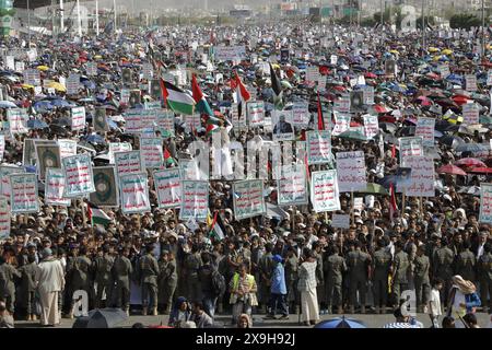 Sanaa, Sanaa, Jemen. 31. Mai 2024. Die Huthi-Anhänger rufen während eines Protestes gegen die USA und Israel und in Solidarität mit dem palästinensischen Volk Slogans. Yahya Sarea, der Militärsprecher der Huthi, berichtete, dass Luftangriffe der Vereinigten Staaten und des Vereinigten Königreichs auf Houthi-Stellungen im Jemen zielten, was zum Tod von mindestens 16 Menschen und zu Verletzungen von 35 weiteren führte. (Kreditbild: © Osamah Yahya/ZUMA Press Wire) NUR REDAKTIONELLE VERWENDUNG! Nicht für kommerzielle ZWECKE! Stockfoto