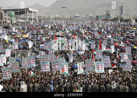 Sanaa, Sanaa, Jemen. 31. Mai 2024. Die Huthi-Anhänger rufen während eines Protestes gegen die USA und Israel und in Solidarität mit dem palästinensischen Volk Slogans. Yahya Sarea, der Militärsprecher der Huthi, berichtete, dass Luftangriffe der Vereinigten Staaten und des Vereinigten Königreichs auf Houthi-Stellungen im Jemen zielten, was zum Tod von mindestens 16 Menschen und zu Verletzungen von 35 weiteren führte. (Kreditbild: © Osamah Yahya/ZUMA Press Wire) NUR REDAKTIONELLE VERWENDUNG! Nicht für kommerzielle ZWECKE! Stockfoto