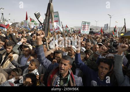 Sanaa, Sanaa, Jemen. 31. Mai 2024. Die Huthi-Anhänger rufen während eines Protestes gegen die USA und Israel und in Solidarität mit dem palästinensischen Volk Slogans. Yahya Sarea, der Militärsprecher der Huthi, berichtete, dass Luftangriffe der Vereinigten Staaten und des Vereinigten Königreichs auf Houthi-Stellungen im Jemen zielten, was zum Tod von mindestens 16 Menschen und zu Verletzungen von 35 weiteren führte. (Kreditbild: © Osamah Yahya/ZUMA Press Wire) NUR REDAKTIONELLE VERWENDUNG! Nicht für kommerzielle ZWECKE! Stockfoto