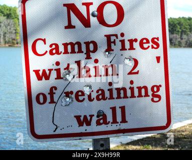 Kein Lagerfeuerschild auf dem See mit Einschusslöchern. Stockfoto