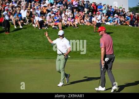 Toronto, Ontario, Kanada. 31. Mai 2024. RORY MCILROY aus Nordirien winkt der Menge zu, nachdem er in der zweiten Runde der RBC Canadian Open 2024 im Hamilton Golf and Country Club Par auf dem 18. Loch gespart hat. McElroy beendete die Runde mit einer 72 (Credit Image: © Jeff Vogan/ZUMA Press Wire) REDAKTIONELLEN VERWENDUNG! Nicht für kommerzielle ZWECKE! Stockfoto