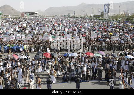 Sanaa, Sanaa, Jemen. 31. Mai 2024. Die Huthi-Anhänger rufen während eines Protestes gegen die USA und Israel und in Solidarität mit dem palästinensischen Volk Slogans. Yahya Sarea, der Militärsprecher der Huthi, berichtete, dass Luftangriffe der Vereinigten Staaten und des Vereinigten Königreichs auf Houthi-Stellungen im Jemen zielten, was zum Tod von mindestens 16 Menschen und zu Verletzungen von 35 weiteren führte. (Kreditbild: © Osamah Yahya/ZUMA Press Wire) NUR REDAKTIONELLE VERWENDUNG! Nicht für kommerzielle ZWECKE! Stockfoto