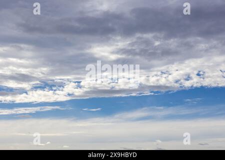 Wunderschöner Blick auf verstreute Wolken am Himmel. Dunkle Wolke vor blauem Himmel. Wolken Himmel. Blauer Himmel mit bewölktem Wetter, Naturwolke. Stockfoto