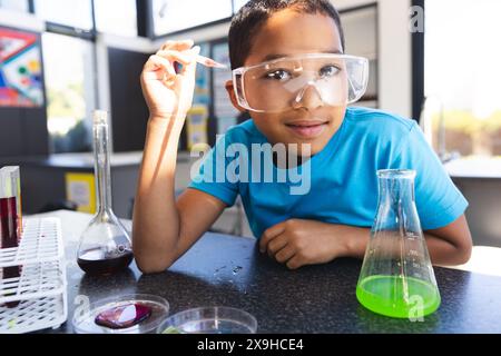 Birassischer Junge beteiligt sich an einem wissenschaftlichen Experiment in der Schule im Klassenzimmer Stockfoto