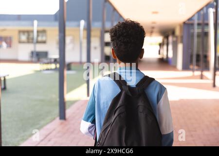 Birassischer Junge geht zur Schule, mit Kopierraum Stockfoto