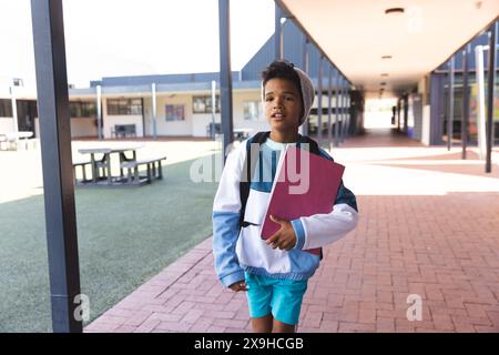 Biracial Boy steht selbstbewusst in der Schule Stockfoto