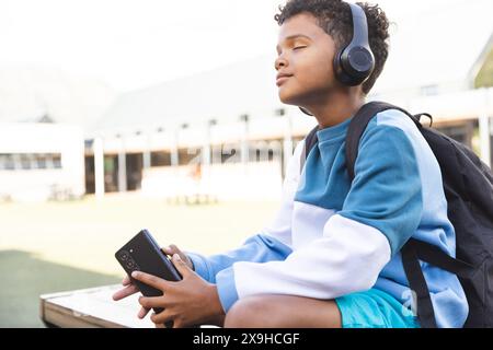 Biracial Boy genießt Musik im Freien, mit Kopierraum Stockfoto