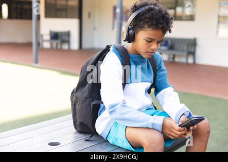 Birassischer Junge genießt Musik auf dem Schulgelände Stockfoto