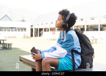 Biracial Boy genießt Musik in der Schule, mit Kopierraum Stockfoto