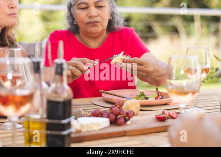 Verschiedene ältere Freundinnen genießen das Essen im Freien Stockfoto