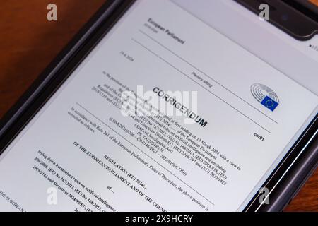 Die Berichtigung des Europäischen Parlaments zum EU-Gesetz über künstliche Intelligenz (KI-Gesetz der EU) in einem iPhone. Stockfoto