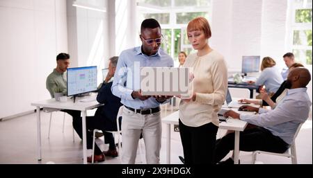 Schulungen Für Geschäftsleute Zum Thema Computer. Junge Frau Im Büro Stockfoto