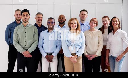 Glückliche Gruppe Von Geschäftsleuten, Die Im Büro Stehen Stockfoto