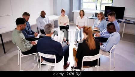 Eine Gruppe Multiethnischer Freunde, Die Zusammen Bibel Lesen Stockfoto
