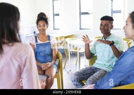 Teenager-birassischer Junge und Teenager-undefiniertes Mädchen in einer High School-Umgebung Stockfoto