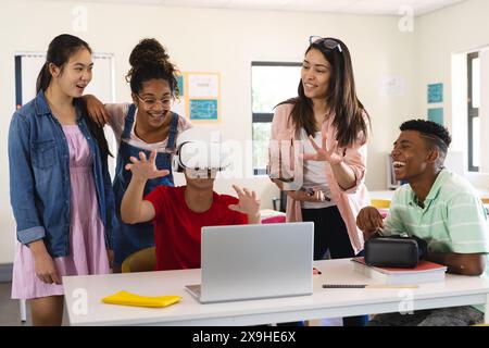 Verschiedene Schüler erkunden virtuelle Realität in einem Klassenzimmer in der Highschool Stockfoto