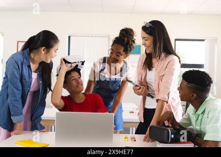 Verschiedene Schüler erkunden virtuelle Realität in einem Klassenzimmer in der Highschool Stockfoto