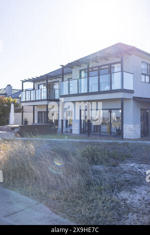 Modernes Haus im Freien mit Glasfenstern mit Blick auf den Strand Stockfoto