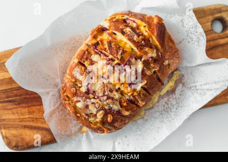 Hausgemachter gefüllter Brotlab mit Käse und karamellisierten Zwiebeln, Rezepte für Speisen Stockfoto