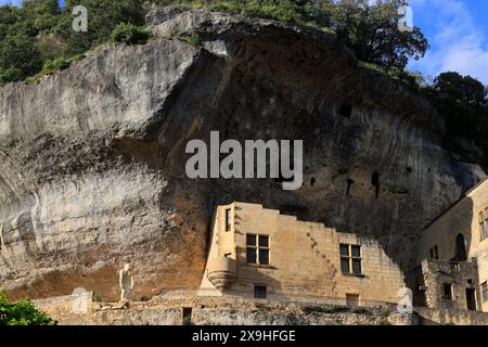 Steinhütte, Schlossmuseum, Nationalmuseum der Vorgeschichte, Fluss Vézère der prähistorischen Männer im Dorf Les Eyzies im Périgord Noir in t Stockfoto