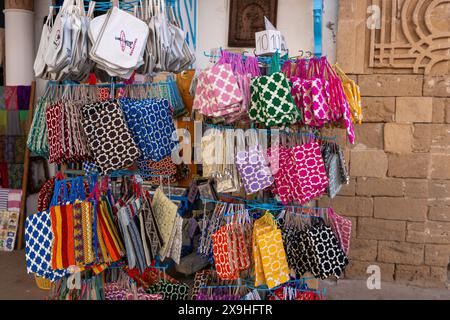 Essaouira, Marokko - 17. März 2024: Eine lebendige Kollektion handgefertigter Taschen, die auf einem lokalen Marktstand ausgestellt werden. Traditionelles Design verkörpert Kultur und Stockfoto