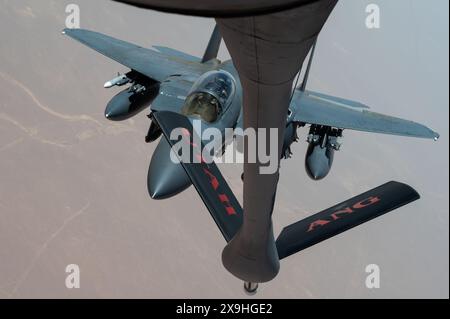 Ein F-15E Strike Eagle der US Air Force, der aus dem 4th Fighter Wing der Seymour-Johnson-Luftwaffenbasis abgesetzt wurde, bereitet sich auf die Beschaffung von Treibstoff von einem K der US-Luftwaffe vor Stockfoto