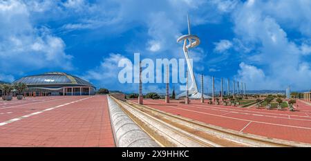 BARCELONA, SPANIEN, 14. APRIL 2024: Der Montjuic-Kommunikationsturm, im Volksmund Torre Calatrava und Torre Telefónica, ein Telekommunikationsturm Stockfoto