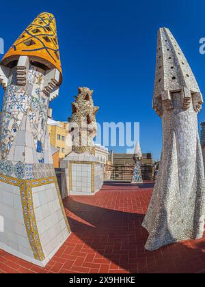 BARCELONA, SPANIEN - 14. APRIL 2024: Original-Schornsteine mit Keramik in verschiedenen Farben auf dem Dach des Palau Güell Stockfoto