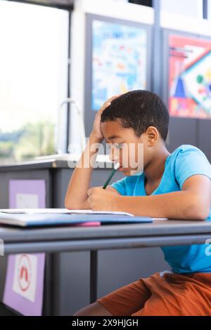 Birassischer Junge, der sich auf Schularbeit konzentriert Stockfoto