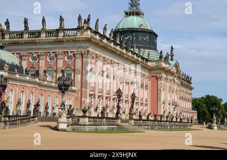 02.07.2012 Neues Palais Deutschland/Land Brandenburg/Potsdam/Park Sanssouci/Neues Palais/gebaut von 1763- 1769/Hauptwohnsitz von Kaiser Wilhelm II. Von 1888- 1918/ die Spitze des Turms ist für Sanierungsarbeiten eingerüstet/Weg/Besucher/Gäste/Touristen/ ***Nutzung nur redaktionell***/ *** 02 07 2012 Neues Palais Deutschland Land Brandenburg Potsdam Park Sanssouci neues Palais erbaut aus dem Jahr 1763 1769 Hauptresidenz Kaiser Wilhelm II. aus dem Jahr 1888 1918 die Turmspitze ist für Renovierungsarbeiten ausgelegt. Besucher, die Touristen nur für redaktionelle Zwecke nutzen, werden von der Turmspitze umrahmt Stockfoto