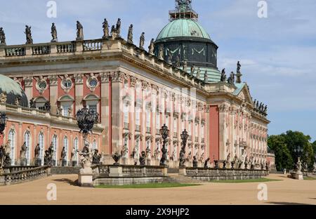 02.07.2012 Neues Palais Deutschland/Land Brandenburg/Potsdam/Park Sanssouci/Neues Palais/gebaut von 1763- 1769/Hauptwohnsitz von Kaiser Wilhelm II. Von 1888- 1918/ die Spitze des Turms ist für Sanierungsarbeiten eingerüstet/Weg/Besucher/Gäste/Touristen/ ***Nutzung nur redaktionell***/ *** 02 07 2012 Neues Palais Deutschland Land Brandenburg Potsdam Park Sanssouci neues Palais erbaut aus dem Jahr 1763 1769 Hauptresidenz Kaiser Wilhelm II. aus dem Jahr 1888 1918 die Turmspitze ist für Renovierungsarbeiten ausgelegt. Besucher, die Touristen nur für redaktionelle Zwecke nutzen, werden von der Turmspitze umrahmt Stockfoto