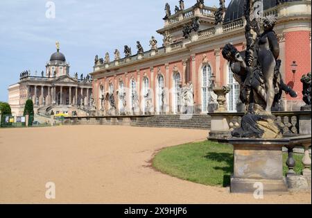 02.07.2012 Neues Palais Deutschland/Land Brandenburg/Potsdam/Park Sanssouci/Neues Palais/gebaut von 1763- 1769/Hauptwohnsitz von Kaiser Wilhelm II. Von 1888- 1918/ die Spitze des Turms ist für Sanierungsarbeiten eingerüstet/Weg/Besucher/Gäste/Touristen/ ***Nutzung nur redaktionell***/ *** 02 07 2012 Neues Palais Deutschland Land Brandenburg Potsdam Park Sanssouci neues Palais erbaut aus dem Jahr 1763 1769 Hauptresidenz Kaiser Wilhelm II. aus dem Jahr 1888 1918 die Turmspitze ist für Renovierungsarbeiten ausgelegt. Besucher, die Touristen nur für redaktionelle Zwecke nutzen, werden von der Turmspitze umrahmt Stockfoto