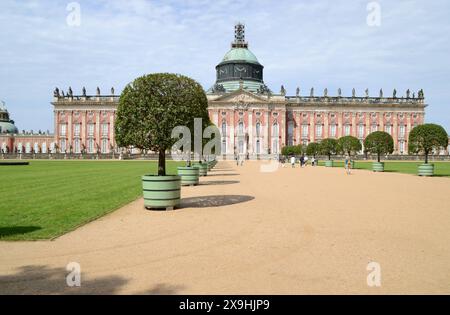 02.07.2012 Neues Palais Deutschland/Land Brandenburg/Potsdam/Park Sanssouci/Neues Palais/gebaut von 1763- 1769/Hauptwohnsitz von Kaiser Wilhelm II. Von 1888- 1918/ die Spitze des Turms ist für Sanierungsarbeiten eingerüstet/Weg/Besucher/Gäste/Touristen/ ***Nutzung nur redaktionell***/ *** 02 07 2012 Neues Palais Deutschland Land Brandenburg Potsdam Park Sanssouci neues Palais erbaut aus dem Jahr 1763 1769 Hauptresidenz Kaiser Wilhelm II. aus dem Jahr 1888 1918 die Turmspitze ist für Renovierungsarbeiten ausgelegt. Besucher, die Touristen nur für redaktionelle Zwecke nutzen, werden von der Turmspitze umrahmt Stockfoto