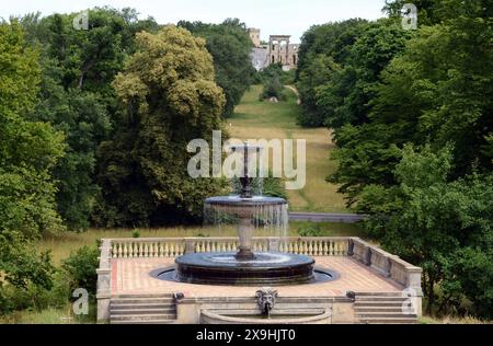 02.07.2012 Schlosspark Sanssouci Deutschland/ Land Brandenburg/ Potsdam/ Park/ Schlosspark Sanssouci/ Blick vom Schloss auf den Park und die Terasse mit Springbrunnen *** 02 07 2012 Schlosspark Sanssouci Deutschland Land Brandenburg Potsdam Park Schlosspark Sanssouci Blick vom Schloss auf den Park und die Terrasse mit Springbrunnen Stockfoto