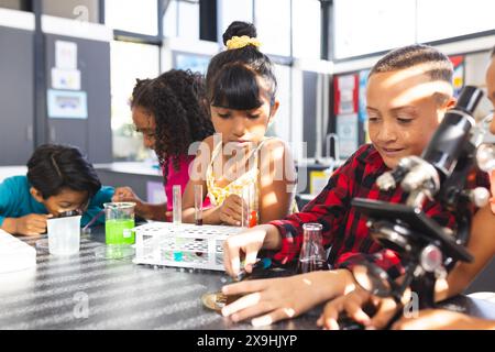 Kinder nehmen an einem Klassentisch in der Schule an einem wissenschaftlichen Experiment Teil Stockfoto