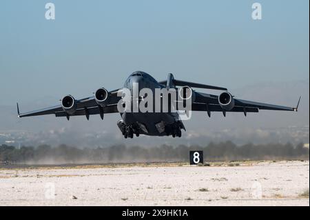 Eine C-17 Globemaster III startet am 29. Mai 2024 zu einer Weapons School Integration (WSINT) Mission auf der Nellis Air Force Base in Nevada. Während WSINT, alle als Stockfoto