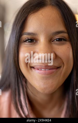 Ein birassisches junges Mädchen in rosa Oberteil, das sich zu Hause entspannt Stockfoto