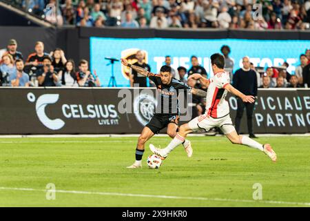 Santiago Rodriguez (10) von NYCFC und Daniel Munie (24) von San Jose Earthquake kämpfen am 31. Mai 2024 im Yankee-Stadion in New York um den Ball. NYCFC gewann mit 5:1 Stockfoto