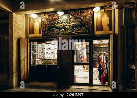 Doha, Katar - 1. Mai 2024: Kaufen Sie traditionelle Säbel, Dolche und Messer im Souq Waqif in Doha Stockfoto