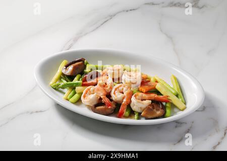 Spargel mit Garnelen rühren frittierte Gerichte auf weißem Hintergrund Stockfoto