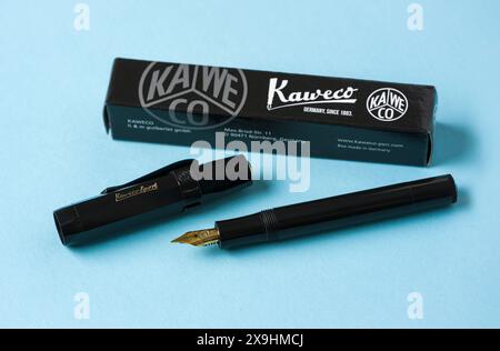 Antalya, Türkei - 22. April 2024: Kaweco Classic Sport Füllfederhalter in Schwarz mit Box auf blauem Hintergrund Stockfoto