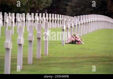 Aktenfoto vom 09/99 mit Blumen auf einem Grabstein auf einem der vierzehn ständigen Friedhöfe des Zweiten Weltkriegs auf dem Omaha Cemetery in der Normandie, Frankreich. Die USA lieferten am 6. Juni 1944 mehr Truppen als alle anderen Alliierten für den ersten Kampftag bei der Invasion des von den Nazis besetzten Frankreich. Von den 73.000 US-Truppen, die am 6. Juni an den Stränden der Normandie landeten, wurden etwa 1.465 getötet. Ausgabedatum: Samstag, 1. Juni 2024. Stockfoto