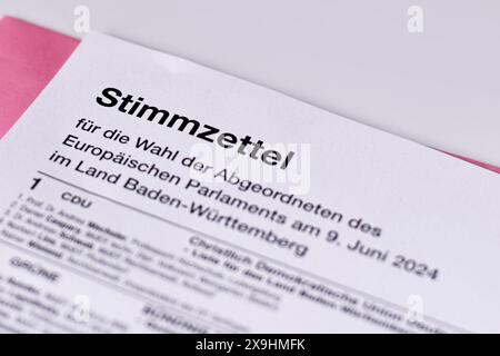 Deutschland - Mai 2024: Deutsche Stimmzettel für die Wahlen zum Europäischen Parlament. "Europawahl" auf Deutsch Stockfoto