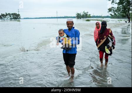 Zyklon Remal trifft Sylhet Leute, die schwer durch die überflutete ...