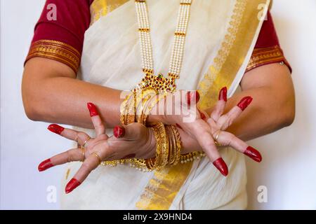 Bharatanatyam indischer klassischer Tanz Mudra (Pose), demonstriert von einer indischen klassischen Tänzerin. Stockfoto