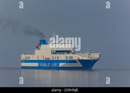 Der Fahrzeugträger Eurocargo Livomo fährt an einem ruhigen und ruhigen Tag nach Royal Portbury Stockfoto