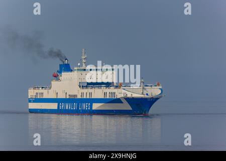 Der Fahrzeugträger Eurocargo Livomo fährt an einem ruhigen und ruhigen Tag nach Royal Portbury Stockfoto