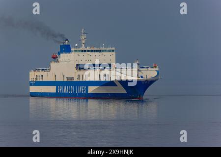 Der Fahrzeugträger Eurocargo Livomo fährt an einem ruhigen und ruhigen Tag nach Royal Portbury Stockfoto